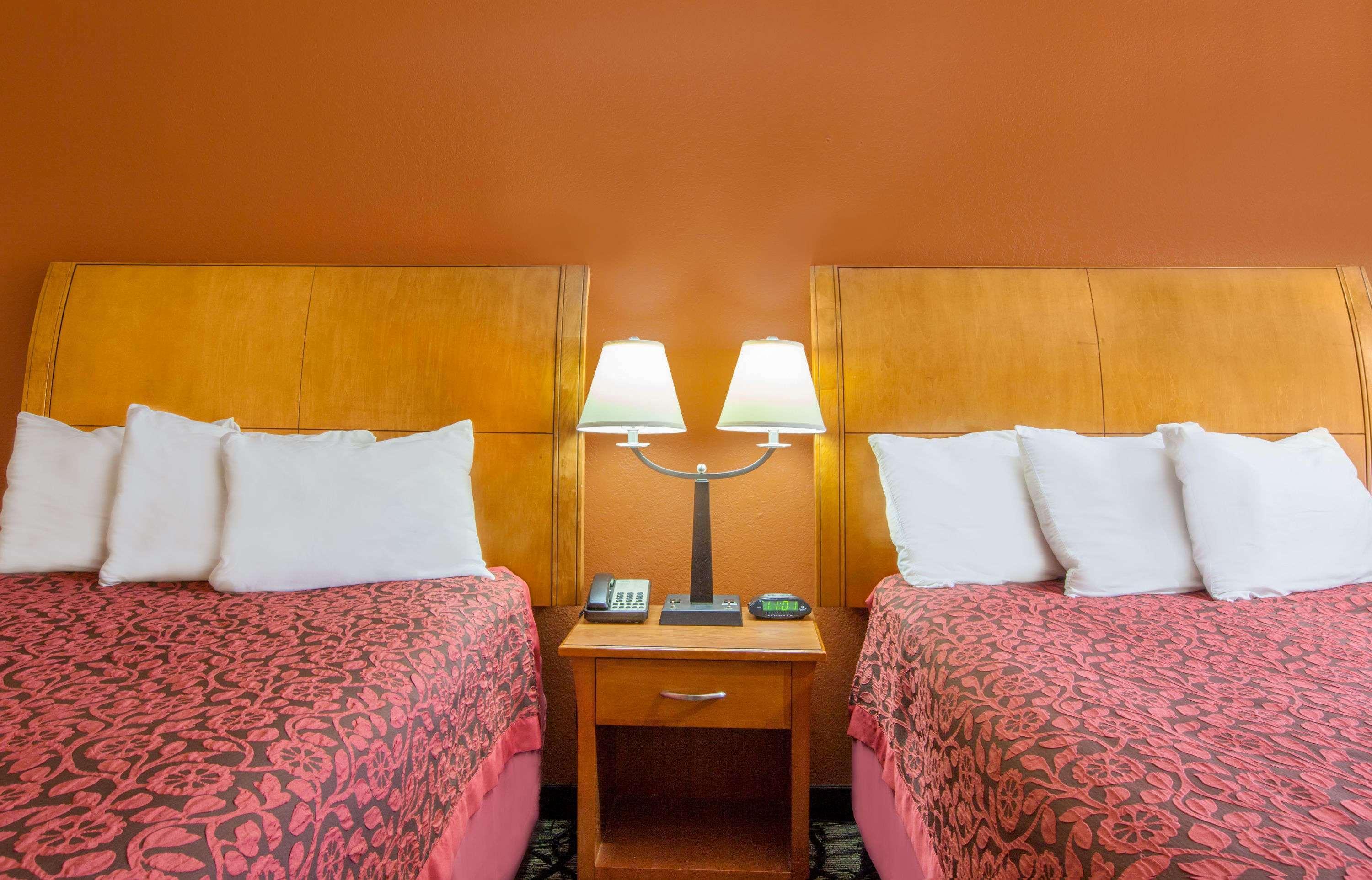 Days Inn By Wyndham Centerville Екстериор снимка