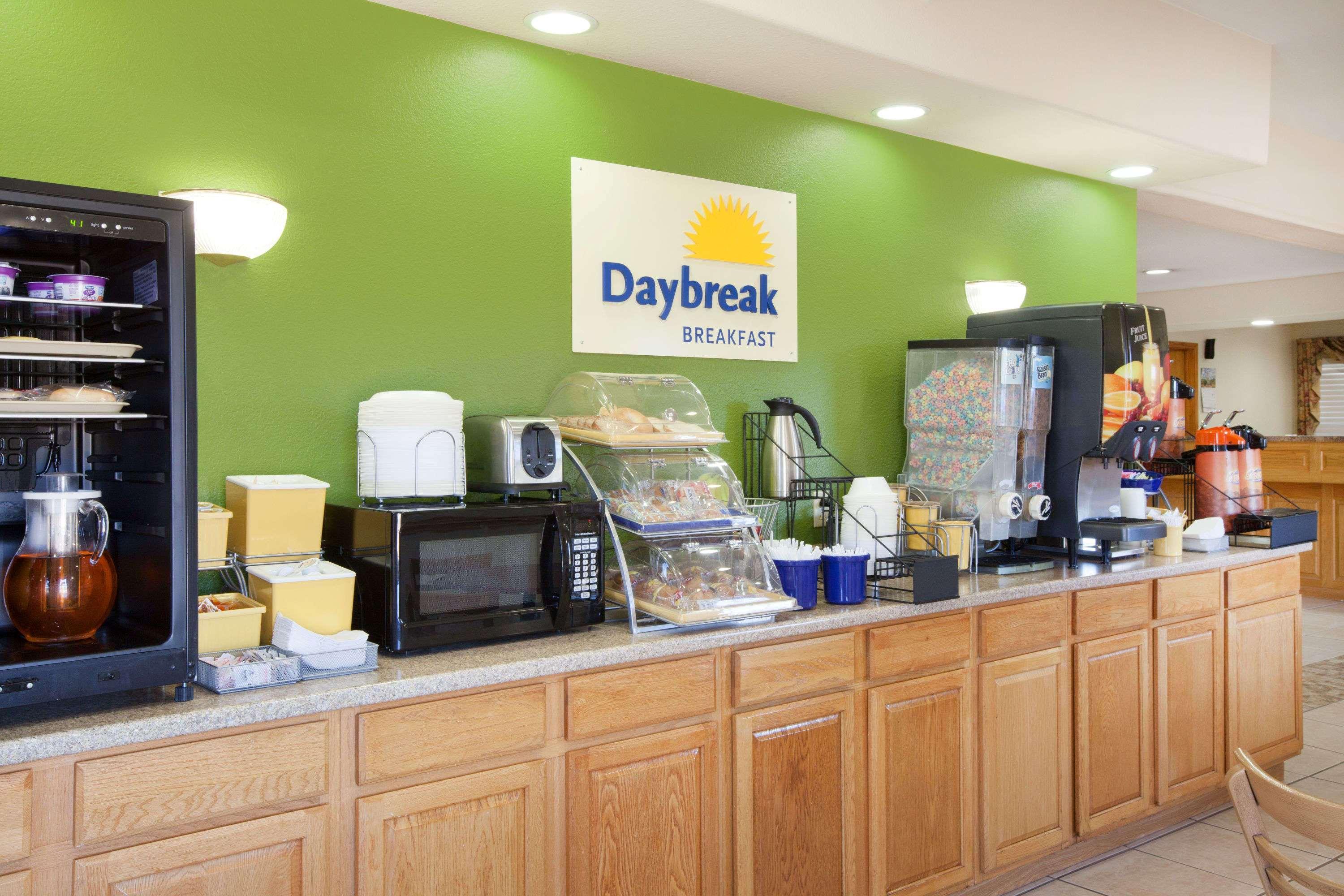 Days Inn By Wyndham Centerville Екстериор снимка