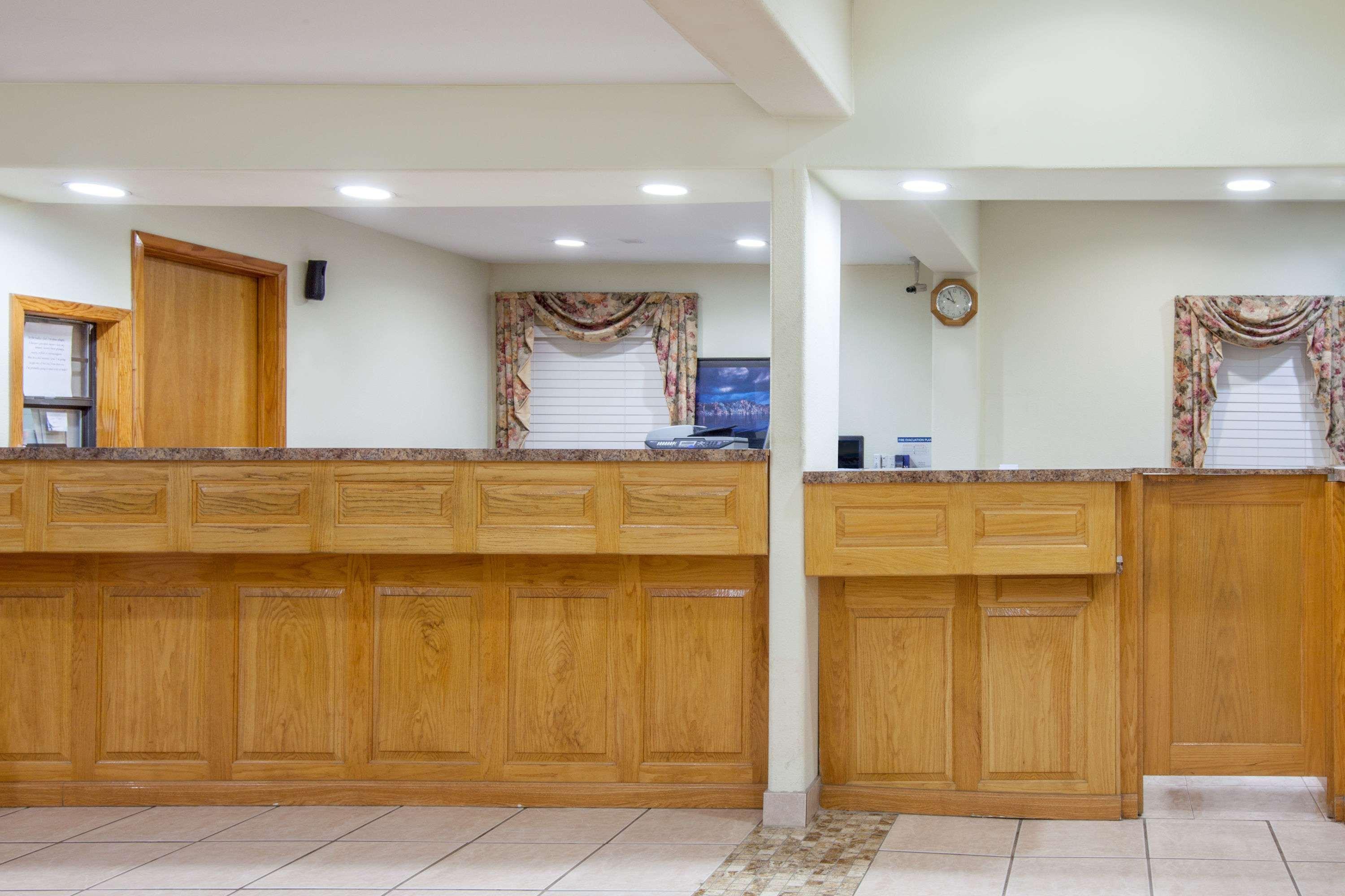 Days Inn By Wyndham Centerville Екстериор снимка